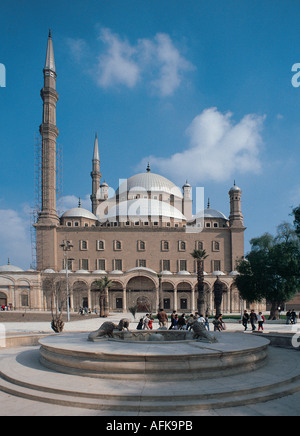 Una fontana inanellato da sculture in pietra dei Lions di fronte alla moschea di Mohammed Ali La Cittadella del Cairo in Egitto Foto Stock