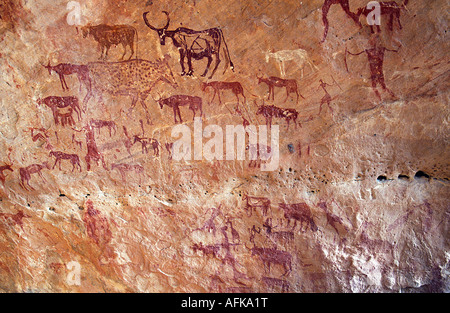 Le pitture rupestri raffiguranti bovini domestici nel Jebel Acacus nel Sahara libico, Libia Foto Stock