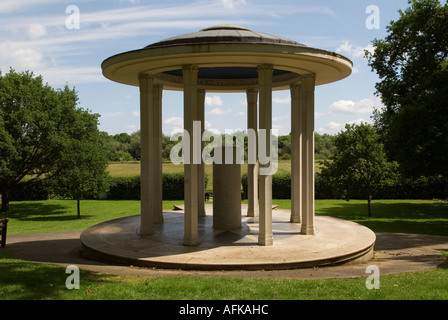 Magna carta Memorial, Egham Runnymede vicino a Windsor, Surrey, Inghilterra, Regno Unito. Guardando in basso verso il prato d'acqua. HOMER SYKES anni '2006 2000 Foto Stock