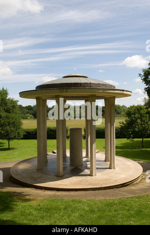 Egham Runnymede vicino a Windsor il Magna carta Memorial Surrey Inghilterra guardando in basso verso il prato d'acqua degli anni '2006 2000 HOMER SYKES Foto Stock