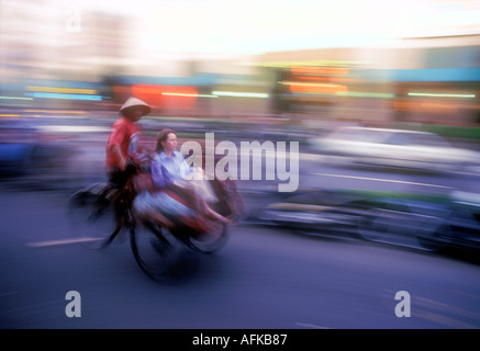 Donna di equitazione in becak pedicab in Yogyakarta Java Indonesia Modello rilasciato foto Foto Stock