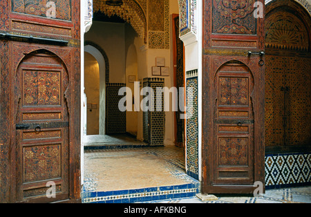 Vista guardando nella parte interna del Dar Jamai museo, situato in un palazzo costruito nel 1882 dalla famiglia Jamai, Meknes, Marocco. Foto Stock