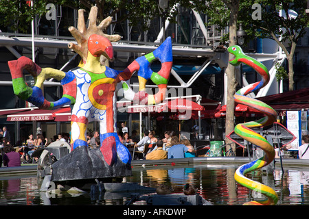 Francia Ile de France Paris Les Halles Beaubourg Place Igor Stravinsky colorata scultura in piscina con le persone ai tavoli Foto Stock