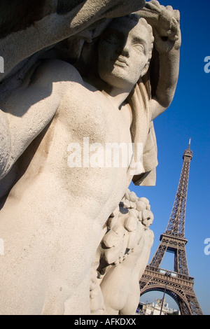 Francia Ile de France Parigi scultura in pietra in giardini Trocadero con la Torre Eiffel al di là in Champ des Mars Foto Stock