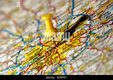 Mappa perno rivolto a Londra su una mappa stradale Foto Stock