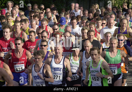 A lunga distanza pattini di prendere parte a una mini maratona nella campagna di Dorset. Foto Stock