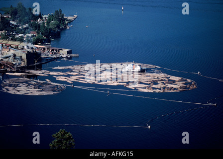 Kelowna, BC, Lago Okanagan, British Columbia, Canada - Antenna, Boom di registro, la registrazione industria, Waterfront Foto Stock