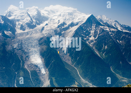 Mont Blanc dal Brevent sopra Chamonix Haute Savoie, Francia con hangglider Foto Stock