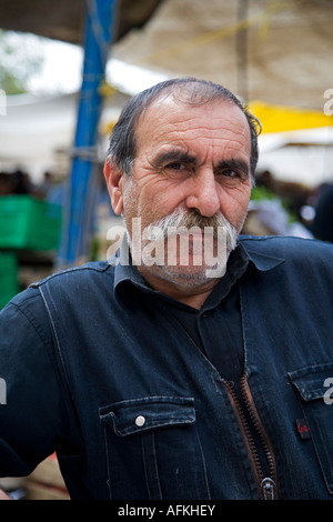 Un commerciante nel mercato Kadikoy sul lato Asiatico del Bosforo, Istanbul, Turchia Foto Stock