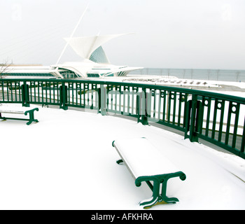 Panchine vicino a Calatrava ala di Milwaukee Art Museum durante la tempesta di neve di Milwaukee, Wisconsin USA Foto Stock