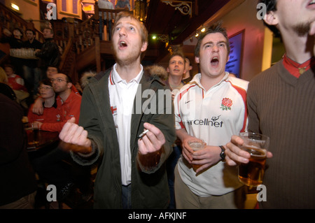 Appassionato di uomini guardando galles Inghilterra giocare a rugby in televisione in un pub in Aberystwyth Ceredigion nel Galles cymru REGNO UNITO Foto Stock