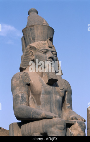 Egitto Nord Africa Medio oriente della valle del Nilo Tempio di Luxor Il faraone Ramses II seduto statua Foto Stock