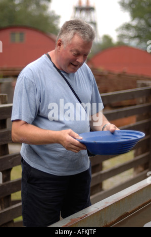 Un uomo il panning per oro Dolaucothi miniere d oro Pumsaint Carmarthenshire Wales UK Foto Stock