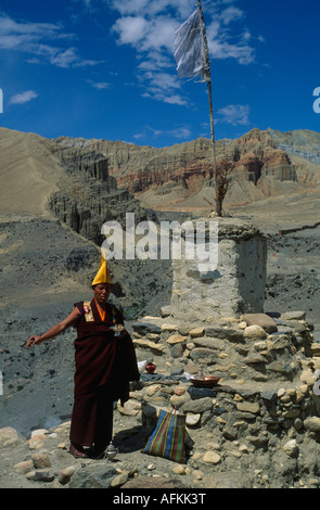 Il Nepal Sud Asia Himalaya Mustang Lo Manthang tibetano monaco buddista facendo offerte di incenso presso uno stupa durante il Lok Khor Foto Stock