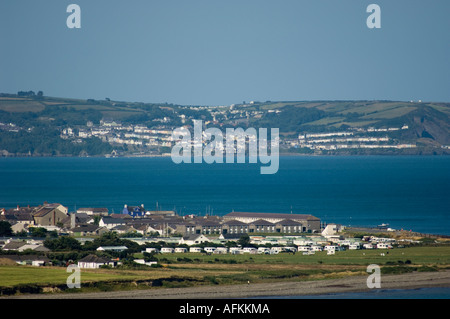 Vista di Aberaeron con nuova banchina a distanza Ceredigion nel Galles Cymru, Cardigan Bay costa estate nel pomeriggio Foto Stock