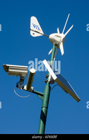 Vento e solare telecamera TVCC in pole; nei confronti di un blu limpido cielo privo di nuvole Foto Stock