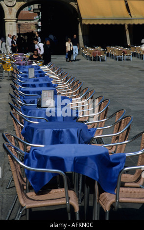 Il ristorante vuoto tavoli disposti al di fuori in una fila, Plaza Mayor Salamanca, Spagna. Foto Stock