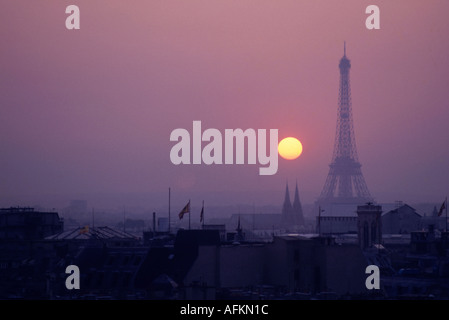 Skyline di Parigi - silhouette della Torre Eiffel e skyline di Parigi al tramonto, Parigi, Francia. Foto Stock