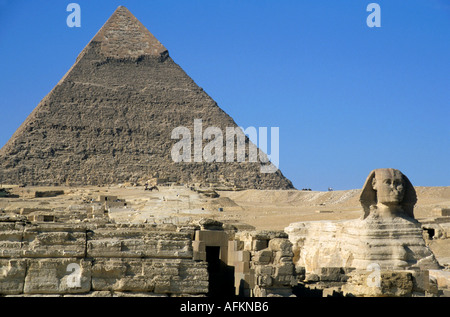 Vista della Piramide Khephren e la Grande Sfinge di Giza, Cairo, Egitto. Foto Stock
