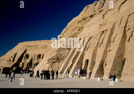 I turisti che visitano la Abu Simbel templi in Nubia, Egitto. Foto Stock