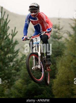 I concorrenti a UCI Campionati del mondo di corsa in discesa a Fort William 2007 Foto Stock