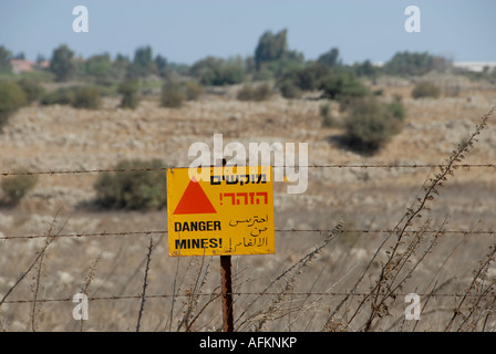 Campo minato avvertenza sulle alture del Golan vicino al confine israeliano con la Siria. Il nord di Israele Foto Stock