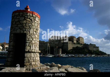 Faro si affaccia sul porto e una cittadella fortificata a Calvi, Corsica, Francia. Foto Stock