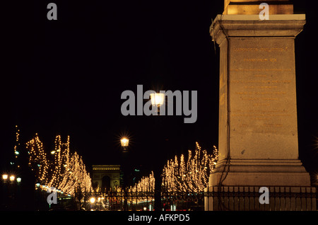 Gli Champs-Élysées con l'Arc de Triomphe alla fine visto dalla Concorde Plaza, Parigi, Francia. Foto Stock