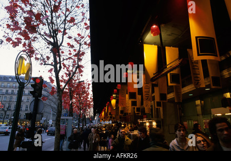 Una folla di gente che lo shopping lungo Boulevard Haussman durante il Natale, Parigi, Francia. Foto Stock