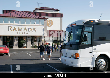 Indiana Kosciusko County, Varsavia, Ramada Plaza, tour bus, pullman, ingresso hotel, visitatori viaggio viaggio turismo turistico punto di riferimento cultura c Foto Stock