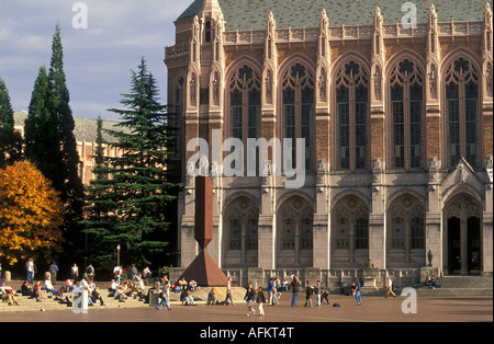 La Piazza Rossa Suzzallo libreria e rotture di obelisco scultura su Washington University campus in Seattle Washington Foto Stock