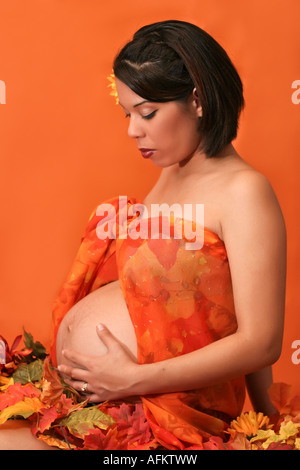 Ritratto di una giovane donna incinta che indossa immagini con vista laterale immagini fotografie fotografia grande verticale ad alta risoluzione negli Stati Uniti ad alta risoluzione Foto Stock