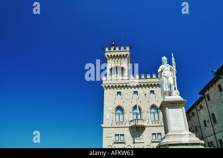 Il palazzo del Parlamento in San Marino su una bella chiara giornata estiva progettata da Francesco Azzurri Foto Stock