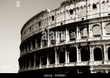 Il nero di seppia versione del Colosseo si trova a Roma Lazio Italia Europa Italia Europa roma lazio Colosseo scenic Colosseo Colosseo c Foto Stock