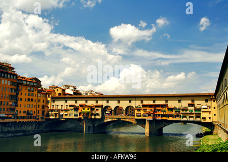 Ponte Vecchio oltre il fiume Arno a Firenze Toscana Italia Europa Italia Firenze Toscana Europa scenic Ponte Vecchio acqua Foto Stock