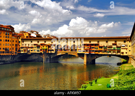 Ponte Vecchio oltre il fiume Arno a Firenze Toscana Italia Europa Italia Firenze Toscana Europa scenic Ponte Vecchio acqua Foto Stock