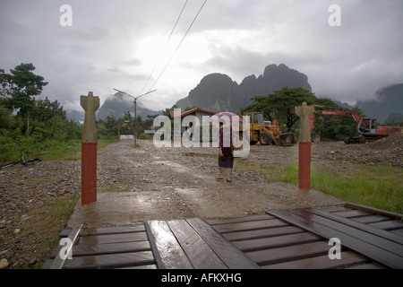 Ponte sul fiume Nam Song con involucri di bomba come paracarri, sulla strada per la Tham Phu Kham (Poukham) grotta, Vang Vieng, Laos Foto Stock