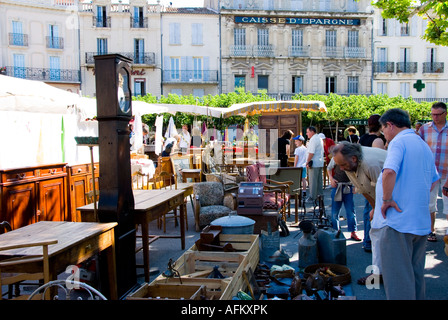 Mercato di antiquariato in Forcalquier, Provenza, Francia meridionale Foto Stock