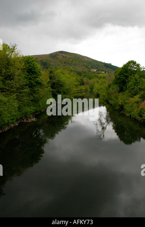 Il fiume Taff al TAFFS bene, vicino a Cardiff, CON LA GARTH MOUNTAIN IN BACKGROUND, South wales, Regno Unito Foto Stock