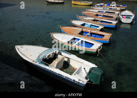 Barche legato vicino ad un piccolo porto di Napoli Italia Foto Stock