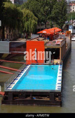 La Badeschiff o di balneazione nave una piscina costruita in una chiatta galleggiante sul Canale del Danubio, Vienna, Austria Foto Stock