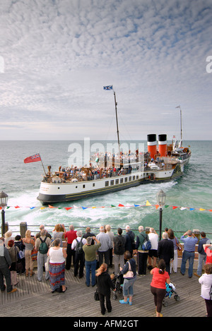 Battelli a vapore di foglie di Waverley Worthing Pier il 10 settembre 2007 guardato da curiosi. Foto Stock