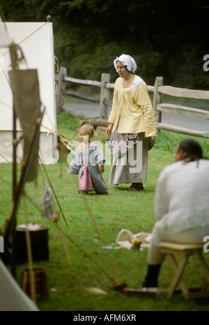 La guerra rivoluzionaria americana reenactors preparare per la simulazione di combattimento a Edward mano piantagione di Rockford museo Lancaster, PA. Foto Stock