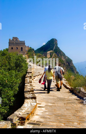 Pechino CINA, Sezione Simatai del Gruppo 'la Grande Muraglia della Cina' i giovani turisti che camminano verso l'alto con escursioni paesaggistiche Foto Stock