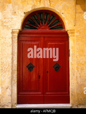 MT - MDINA: Rosso porta nel centro storico della città Foto Stock