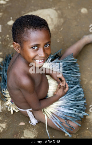 Un giovane ragazzo Huli indossando il tradizionale mantello di erba Tari provincia Southern Highlands di Papua Nuova Guinea Foto Stock