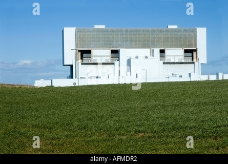 Centrale nucleare di Torness in Scozia insieme nel paese di allevamento in riva al mare Foto Stock