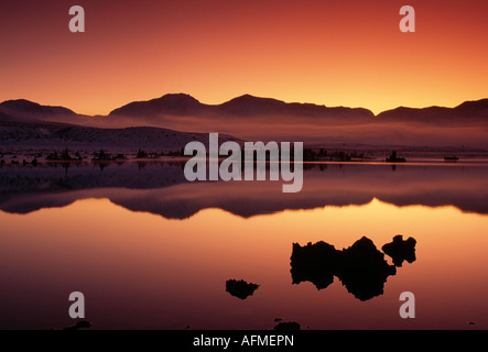 Crepuscolo invernale sul lago Foto Stock