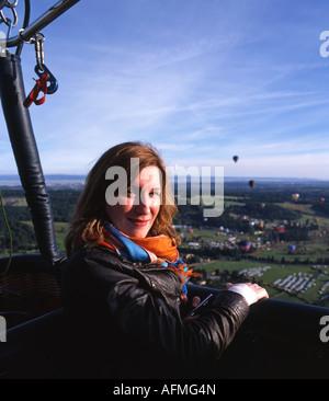 Signora gode della vista dal cesto di un palloncino a Bristol International Balloon Festival Foto Stock