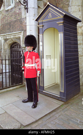 Granatiere guardie di pattuglia l ingresso del Queens home Buckingham Palace Foto Stock